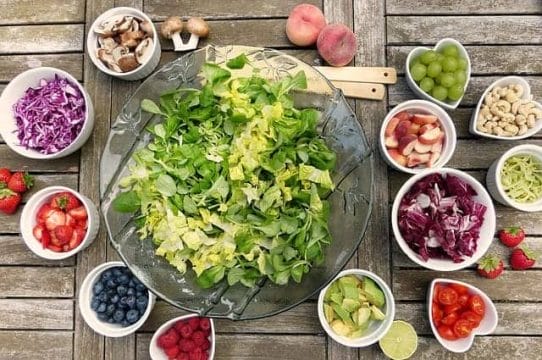 salade saine avec fraises, myrtilles, raisins