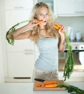une femme mange des carottes
