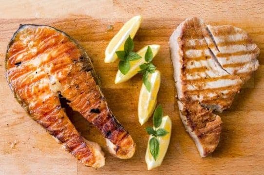 poisson et viande grillés