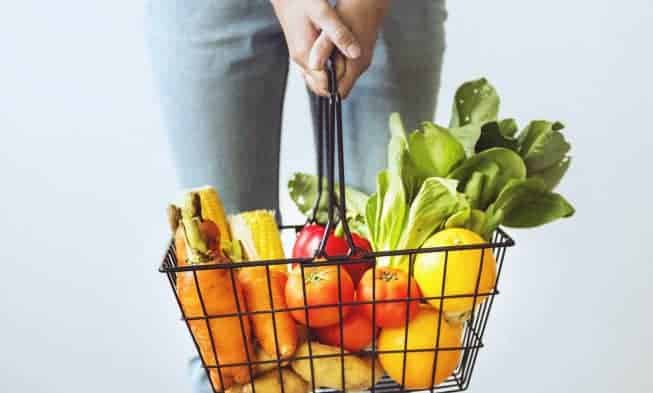 panier avec citrons, tomates, légumes