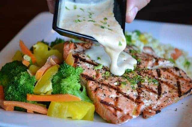 viande grillée avec légumes et sauce