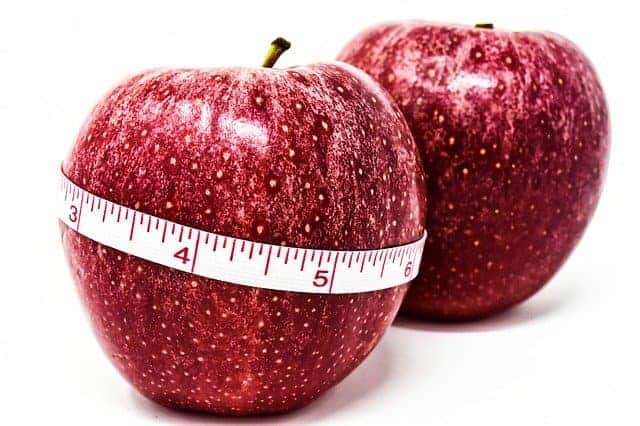 pomme attachée par un centimètre, contrôle du poids