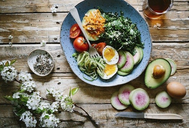 alimentation du cerveau, repas sain, œuf, avocat, épinards