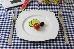 légumes dans l'assiette, couteau et fourchette
