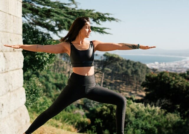 femme pratiquant le yoga