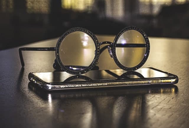 Des lunettes posées sur votre smartphone