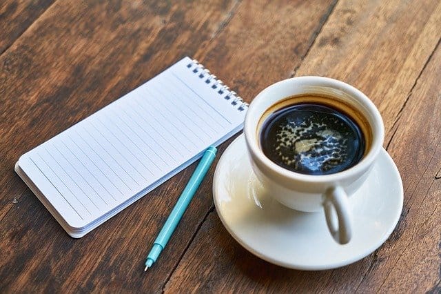 tasse de café, bloc-notes, stylo