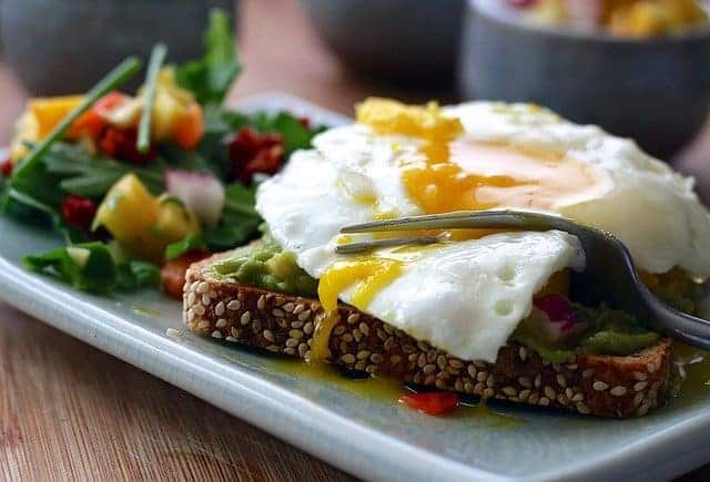 un repas sain - toast complet avec des œufs et des légumes