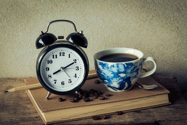  une tasse de café et un réveil