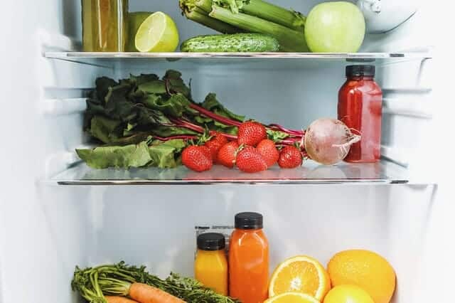  à l'intérieur du réfrigérateur, légumes, fruits et jus de fruits