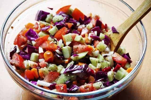  des légumes hachés dans un saladier