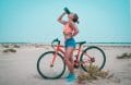  Une femme boit de l'eau dans une bouteille après une randonnée à vélo.