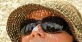  le visage d'une femme avec des lunettes de soleil et un chapeau