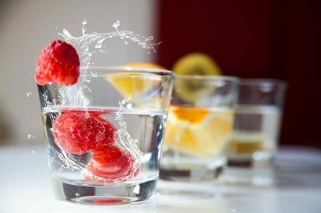  verres d'eau et de fruits