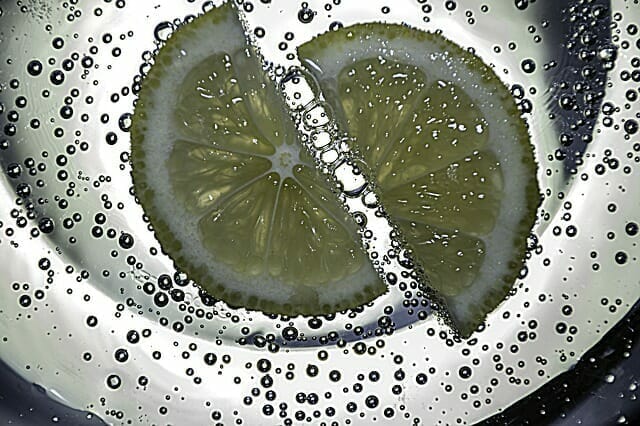  Tranches de citron dans de l'eau gazeuse