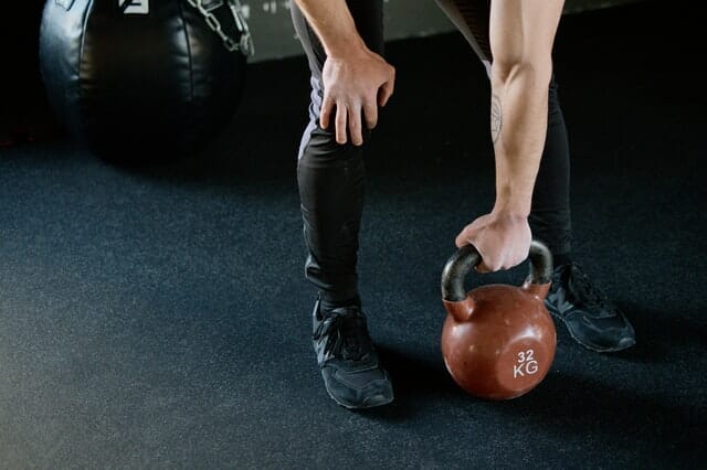  Un homme s'entraîne avec des poids à la salle de gym