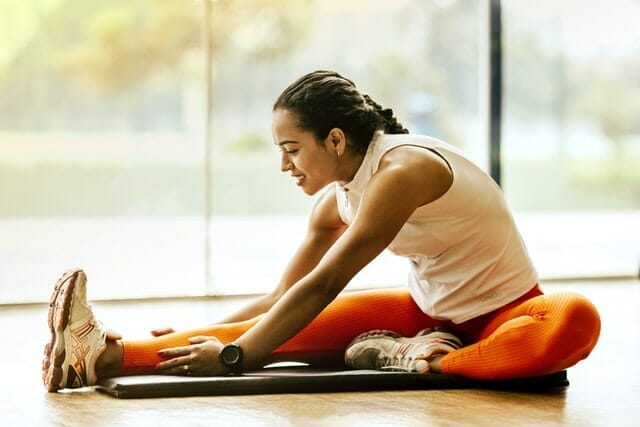  Une femme fait des exercices d'étirement