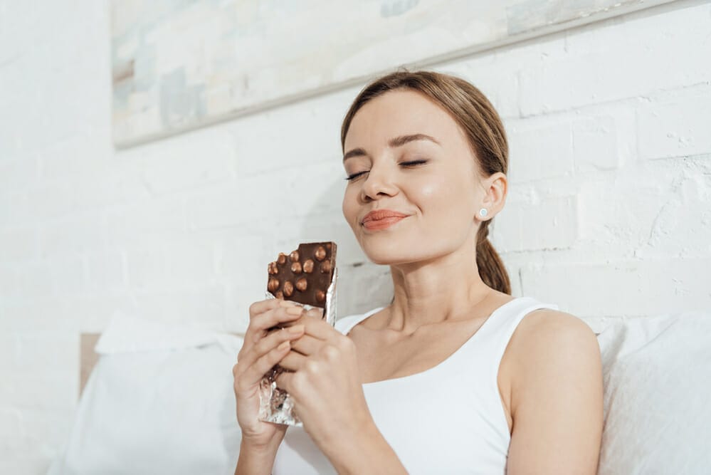  Une femme déguste du chocolat