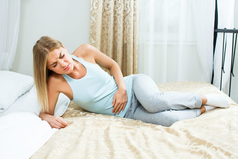  Une femme souffre de douleurs abdominales et de constipation.